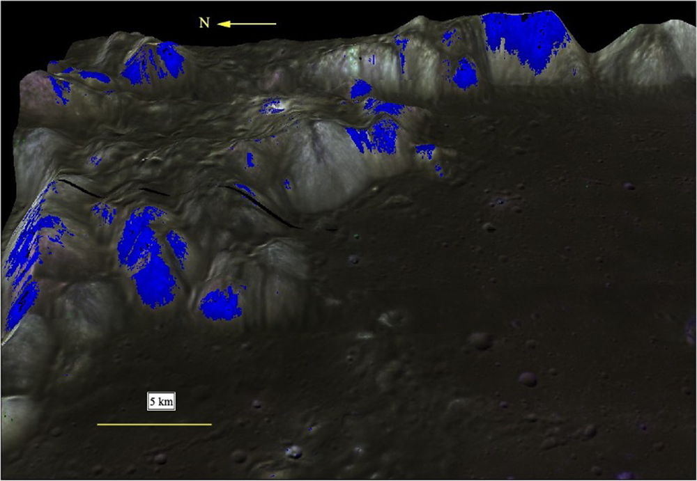 図２ 雨の海盆地の北東に位置するアルプス山脈（Montes Alpes）でのLCPに富む岩体周辺の鳥瞰図。急斜面に沿ってLCPに富む岩体（青い部分）が露出している。一方、山の上の平らな領域や、手前に分布する海領域では、LCPに富む岩体は見つからない。